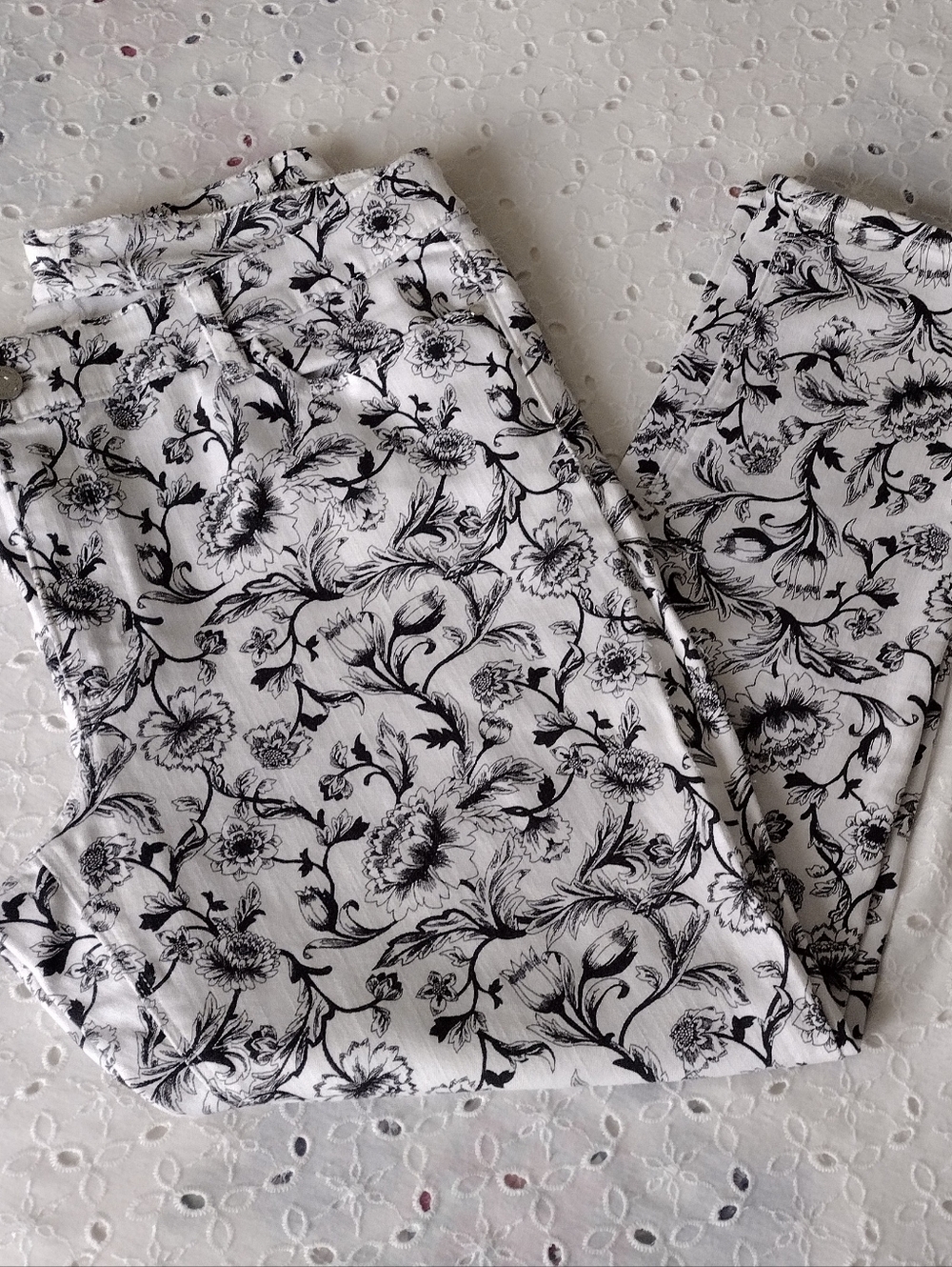 White House Black Market Floral Crop Jeans 12 -14